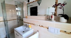 Shower, hair dryer, towels - Apartment “Eden” with Wi-Fi and Air Conditioning (Hoppegarten)