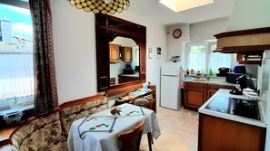 Private kitchen - Apartment “Samoa” with Balcony, Wi-Fi, and Air Conditioning (Hoppegarten)