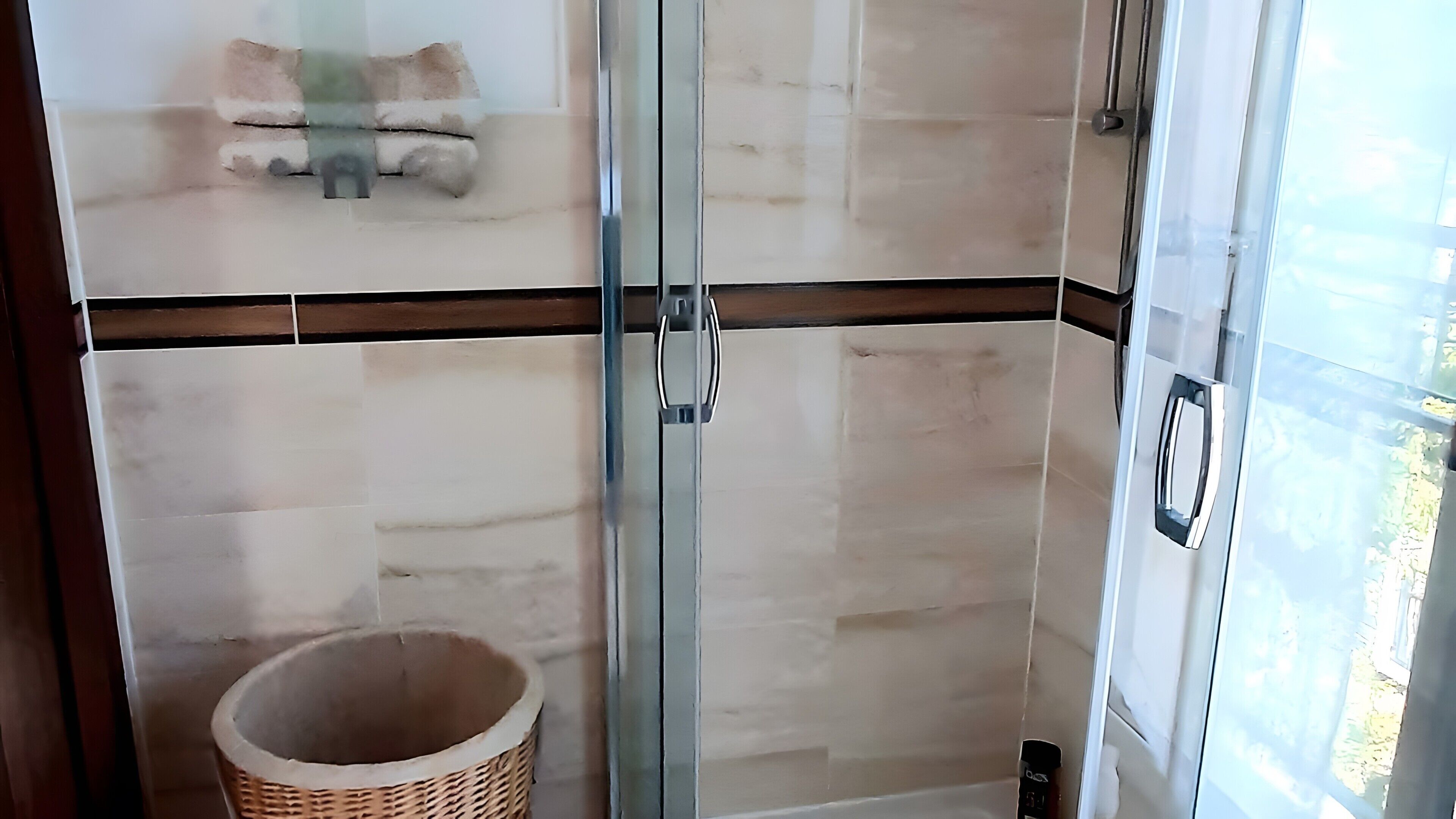 Douche, sèche-cheveux, serviettes fournies