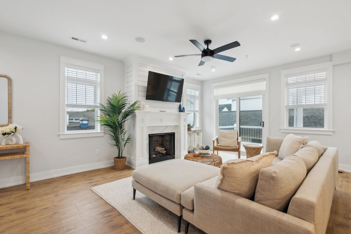 TV, fireplace
