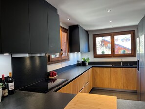 Fridge, dishwasher, coffee/tea maker - More Mountain - Chez Bill. Light and spacious duplex apartment, located in the heart of Morzine right next to the Super Morzine telecabine. (Morzine)