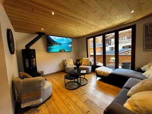 TV, fireplace - More Mountain - Chez Bill. Light and spacious duplex apartment, located in the heart of Morzine right next to the Super Morzine telecabine. (Morzine)