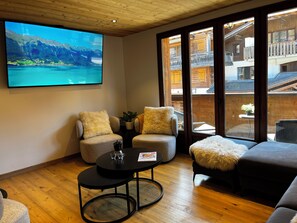 TV, fireplace - More Mountain - Chez Bill. Light and spacious duplex apartment, located in the heart of Morzine right next to the Super Morzine telecabine. (Morzine)