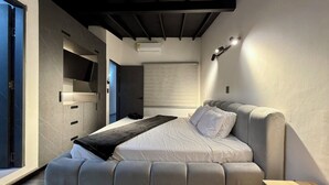 Ein modernes Schlafzimmer mit einem eingebauten Bett, einem Kleiderschrank, einer Deckenleuchte und einem Fenster.