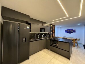 Microwave, oven, stovetop, dishwasher - Luxury House w / Jacuzzi / 13 px / 12 min Provenza, Laureles, Estadio (Medellín)