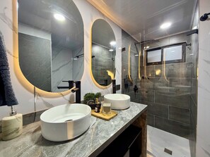 Een douche, handdoeken, zeep, toiletpapier