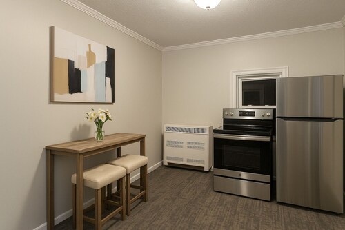 2-bedroom cozy condo in superb Bay City with AC Riverside!