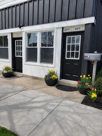 2-bedroom cozy condo in superb Bay City with AC Riverside!