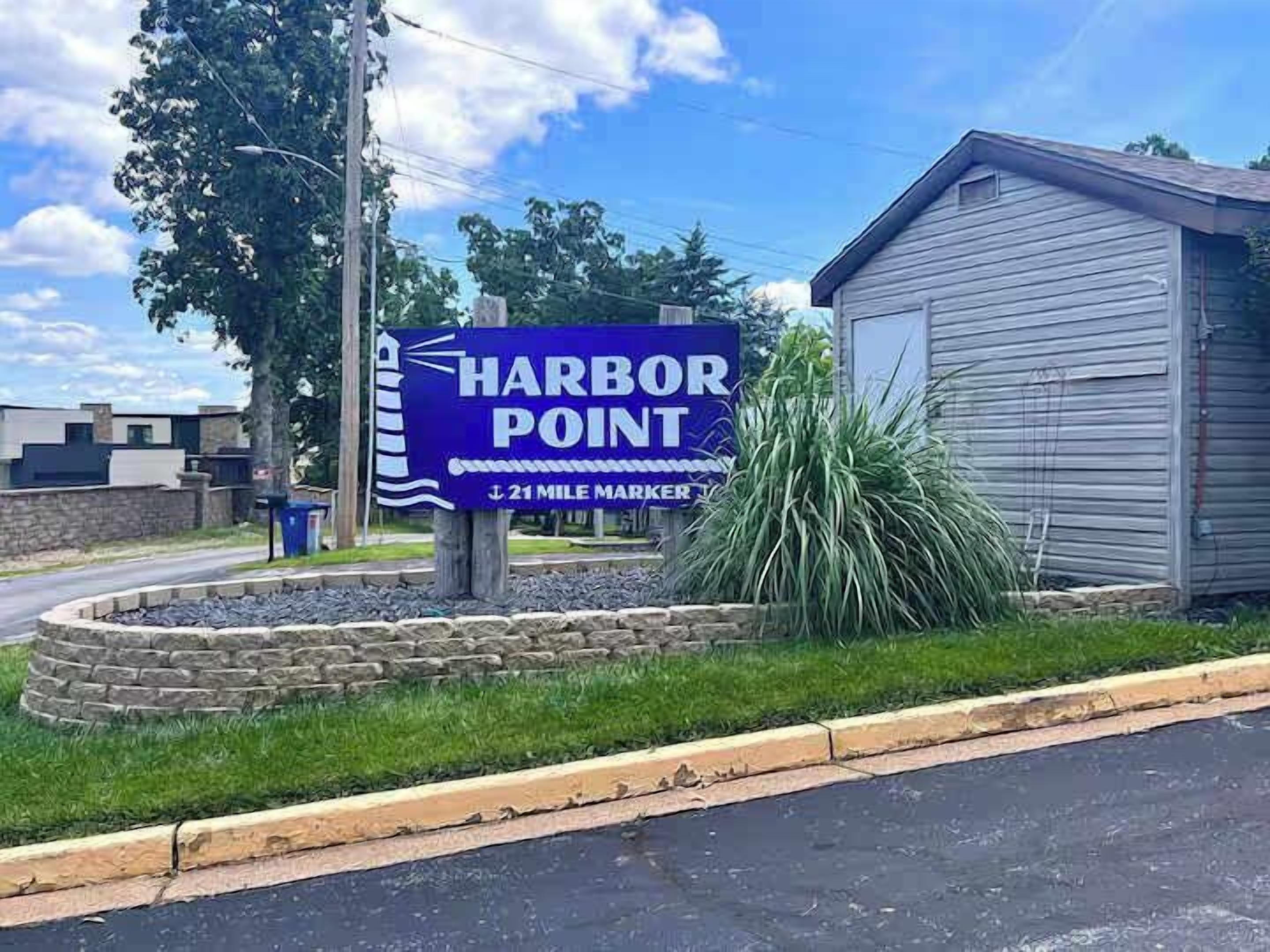 Un panneau indiquant « Harbor Point », avec une indication de distance de 21 milles.