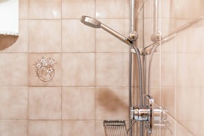 Een douche, handdoeken