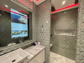 Departamento de lujo | Baño | Toallas, jabón, shampoo, papel de baño 