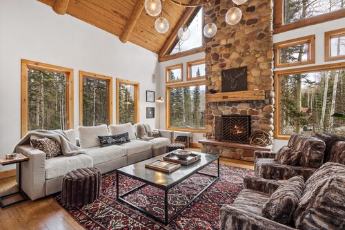 Mountain Retreat w/ Hot Tub, Fireplace, Pet Friendly, Easy Ski Access, & Views
