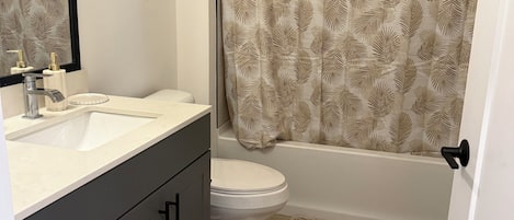 Séchoir à cheveux, serviettes fournies, savon, papier de toilette
