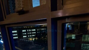 Un edificio moderno con facciata in vetro e un cartello con la scritta 'DEAN DE LUCIA'.