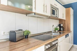 Fridge, microwave, oven, stovetop - Vacation apartment in Zinnowitz with terrace, WLAN & playground - ideal for families (Zinnowitz)