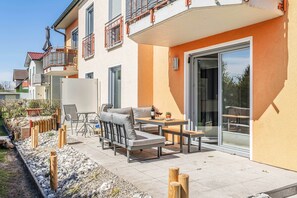 Outdoor dining - Vacation apartment in Zinnowitz with terrace, WLAN & playground - ideal for families (Zinnowitz)