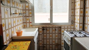 A kitchen with a window, a sink, and a stove. - RG006 - Bellaria, comfortable two-room apartment with sea view (Bellaria-Igea Marina)