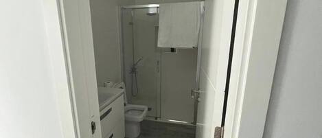 Dusche, Haartrockner, Handtücher, Seife