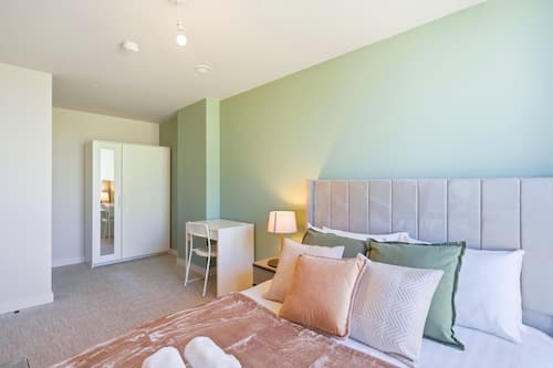 Luxury Apartment, 1 King Bed with Sofa bed, Non Smoking, Kitchenette | Desk, laptop workspace, iron/ironing board, free WiFi