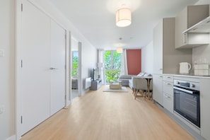 Apartemen Mewah, 1 Tempat Tidur King dengan tempat tidur Sofa, Bebas Asap Rokok, dapur kecil | Area keluarga