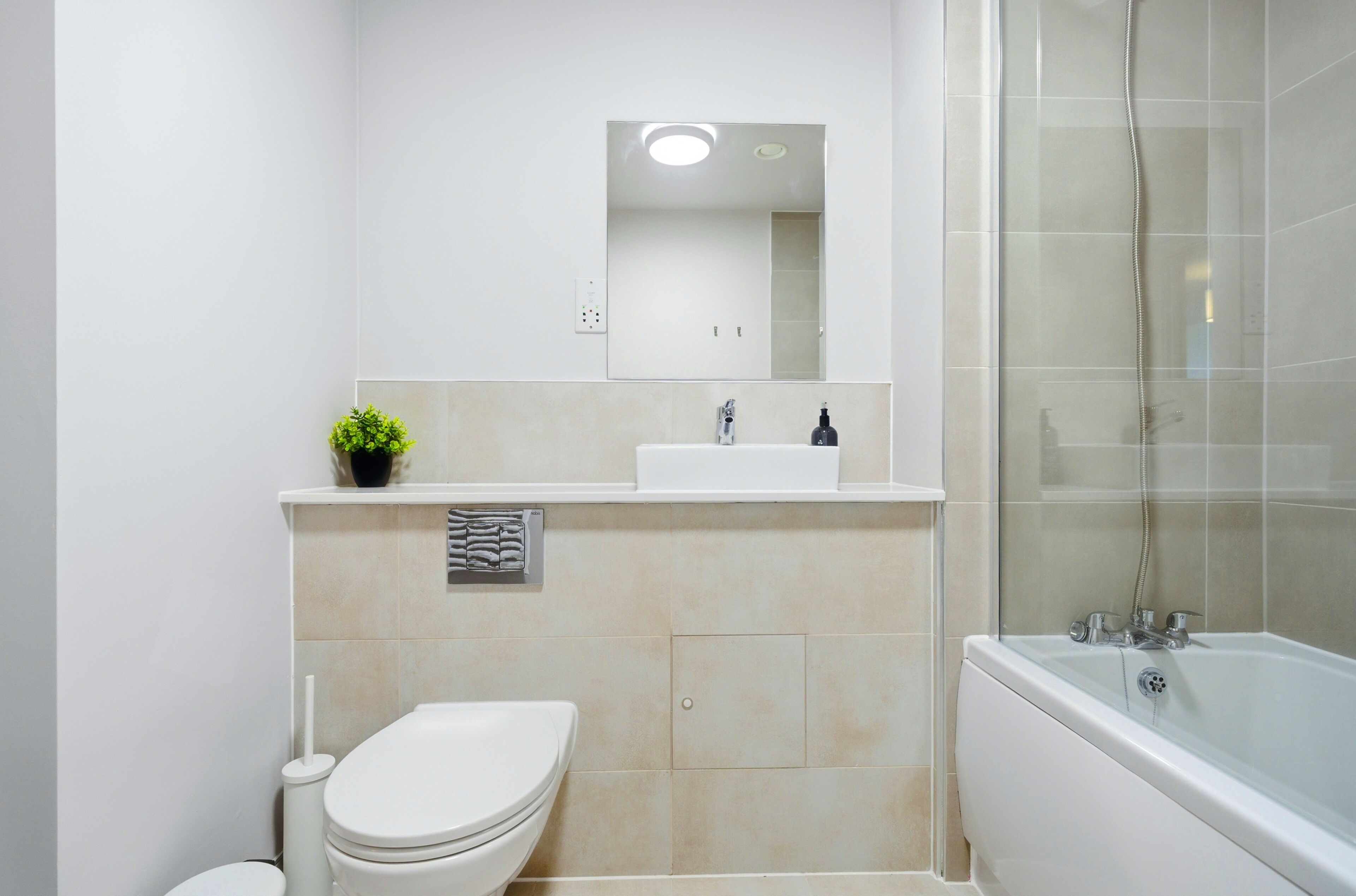 Apartamento de lujo, 1 cama de matrimonio grande con sofá cama, no fumadores, cocina básica | Baño | Ducha y bañera combinadas y artículos de higiene personal gratuitos