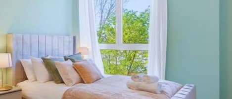 Luxury Apartment, 1 King Bed with Sofa bed, Non Smoking, Kitchenette | Desk, laptop workspace, iron/ironing board, free WiFi