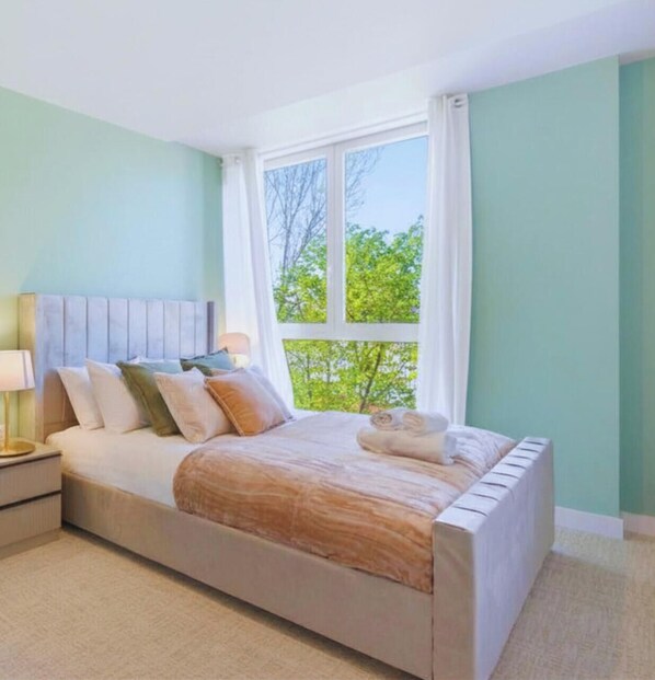 Luxury Apartment, 1 King Bed with Sofa bed, Non Smoking, Kitchenette - Trafford Garden Retreat with Free Car Park (Manchester)