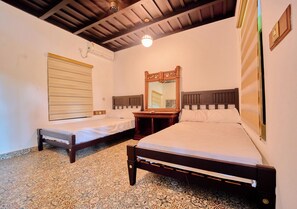 Villa tradicional, balcón | Sábanas italianas Frette, ropa de cama de alta calidad y camas extra