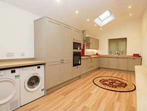 Dishwasher, cookware/dishes/utensils - High Birks Barn (Sedbergh)