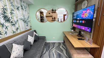 Deluxe Apartment, Park View | Living area