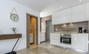 Kühlschrank, Mikrowelle, Ofen, Geschirrspüler