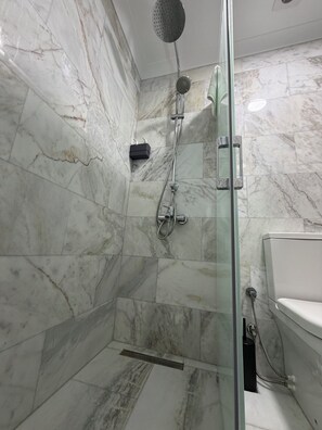 Tripla Standard, vista piscina | Bagno