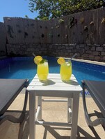 Una piscina al aire libre de temporada (de 11:00 a 18:00), tumbonas