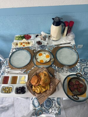 Free daily local cuisine breakfast  - Moi Cunda (Ayvalık)