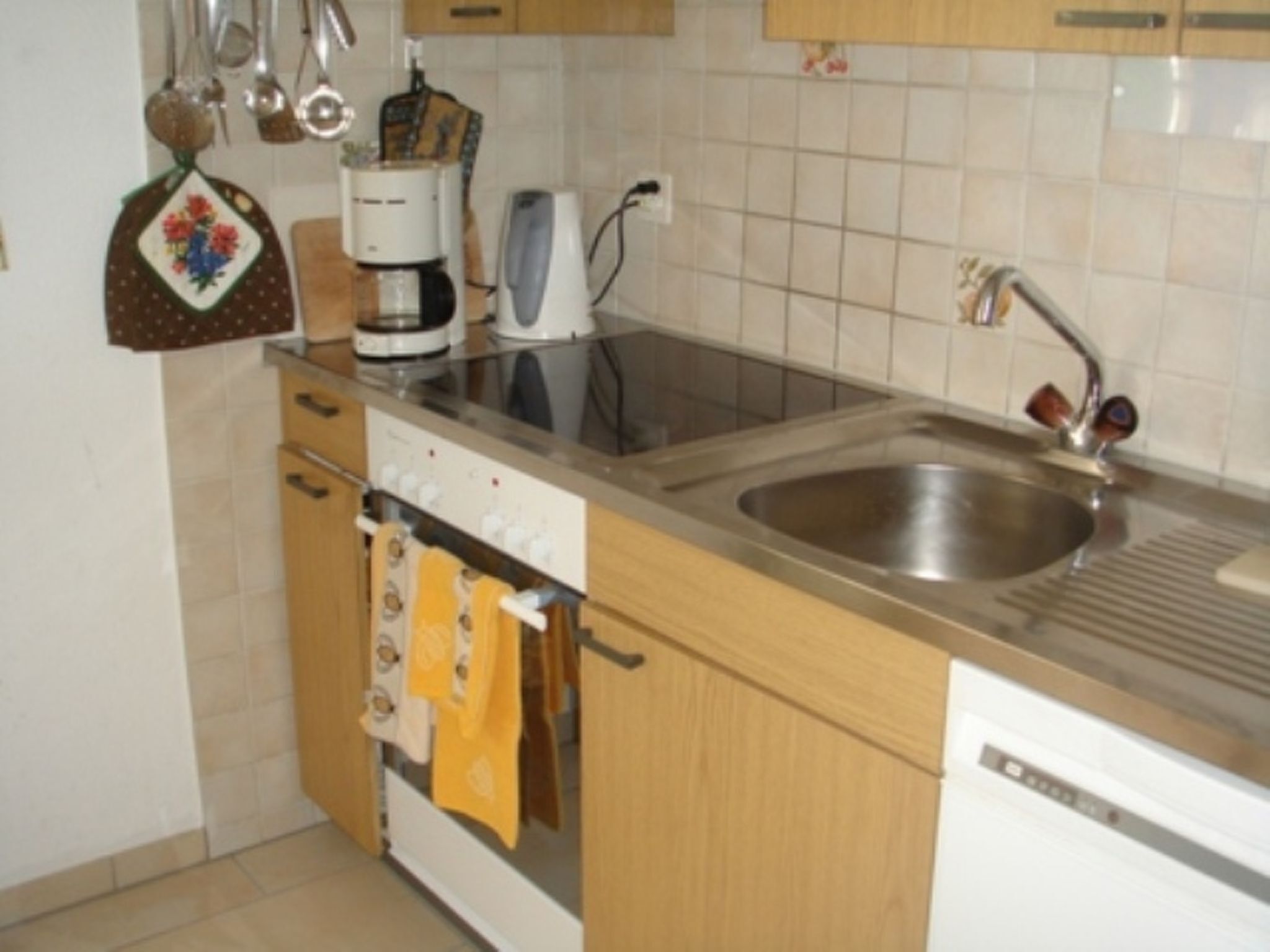 Kühlschrank, Ofen, Geschirrspüler, Kochgeschirr/Geschirr/Besteck