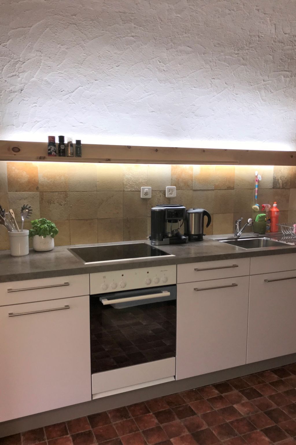 Kühlschrank, Ofen, Geschirrspüler, Kochgeschirr/Geschirr/Besteck