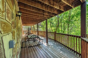 Outdoor dining - Crazy Horse -Discover your dream escape in Pigeon Forge at our stunning 4-bedroo (Pigeon Forge)