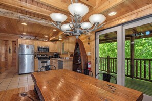 Fridge, microwave, oven, stovetop - Crazy Horse -Discover your dream escape in Pigeon Forge at our stunning 4-bedroo (Pigeon Forge)