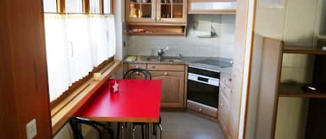 Réfrigérateur, four, batterie de cuisine, vaisselle et ustensiles