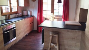 Kühlschrank, Geschirrspüler, Kochgeschirr/Geschirr/Besteck