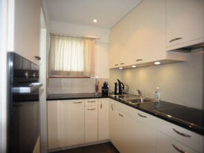 Kühlschrank, Ofen, Geschirrspüler, Kochgeschirr/Geschirr/Besteck