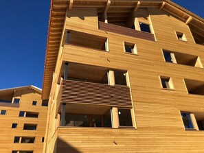 Un edificio de varios pisos con balcones y ventanas.