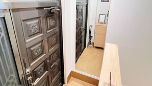 Ein Flur mit einer Holztür, einem Spiegel und einer Holzbank.