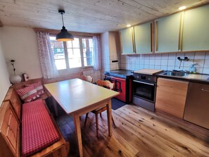 Kühlschrank, Ofen, Kochgeschirr/Geschirr/Besteck