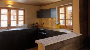 Kylskåp, ugn, diskmaskin och grytor/köksredskap