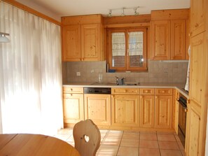 Kühlschrank, Ofen, Geschirrspüler, Kochgeschirr/Geschirr/Besteck