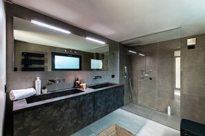 Apartment, Garden View | Bathroom - Villa Violetta (Menaggio)