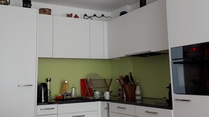 Kühlschrank, Ofen, Geschirrspüler, Kochgeschirr/Geschirr/Besteck
