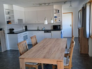 Kühlschrank, Mikrowelle, Ofen, Geschirrspüler