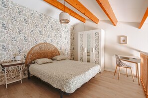 1 bedroom, iron/ironing board, WiFi, bed sheets - La Parenthèse Rochelaise (with Parking Space) by Kaz'Concept (La Rochelle)